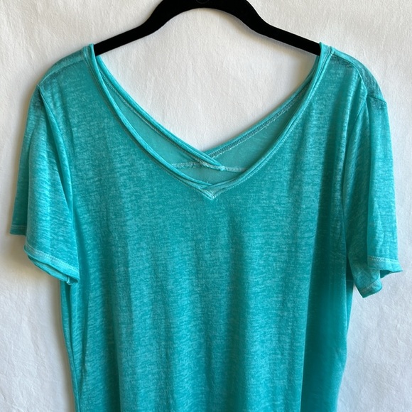 Time and Tru aqua semi-sheer lightweight V-neck tee, size M - Picture 2 of 6